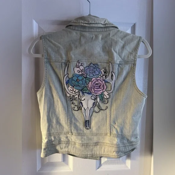 Denim Vest S to M deer 🦌 skull rose 🌹 appliqué embroidered light wash blue - Picture 3 of 14